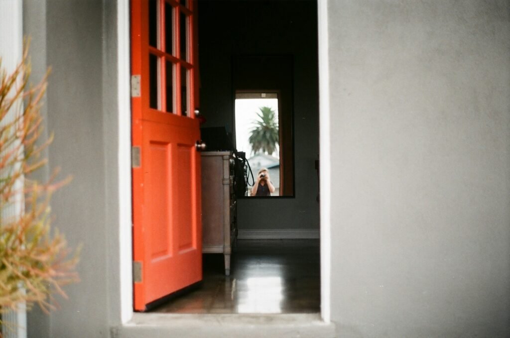 Grauer Dämpfungskeil zwischen Tür und Boden