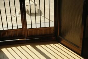 Kleine runde Filzgleiter an einer Türkante