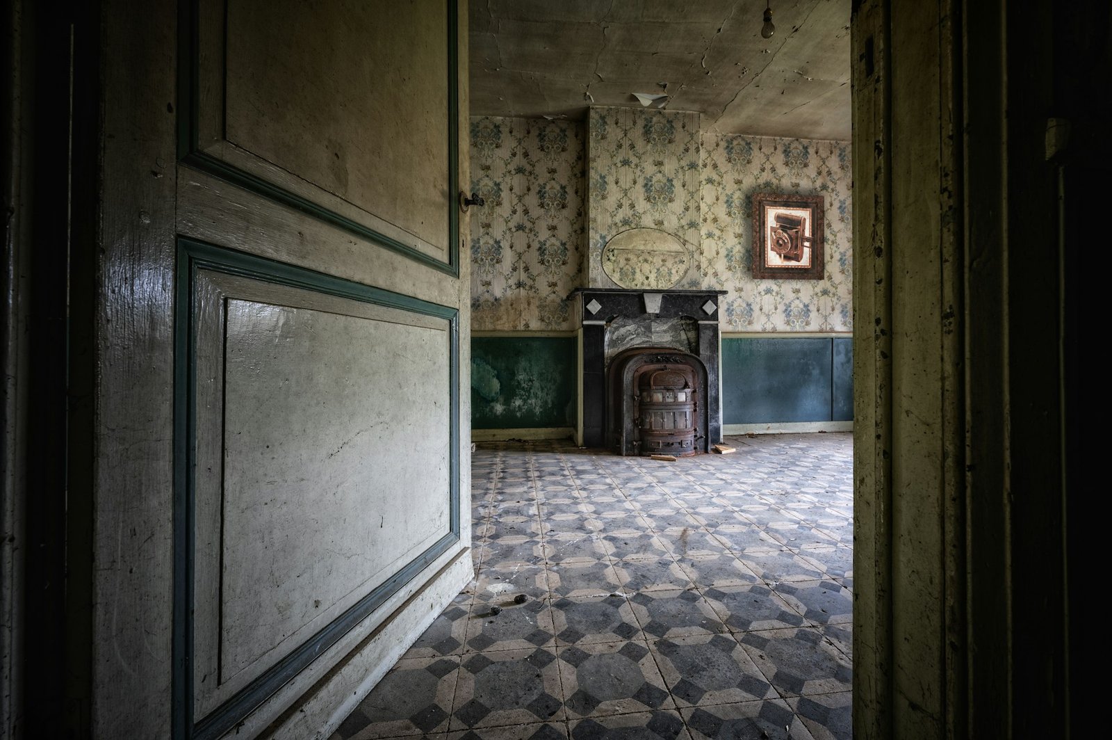 Alte Innentür in einem Altbauflur