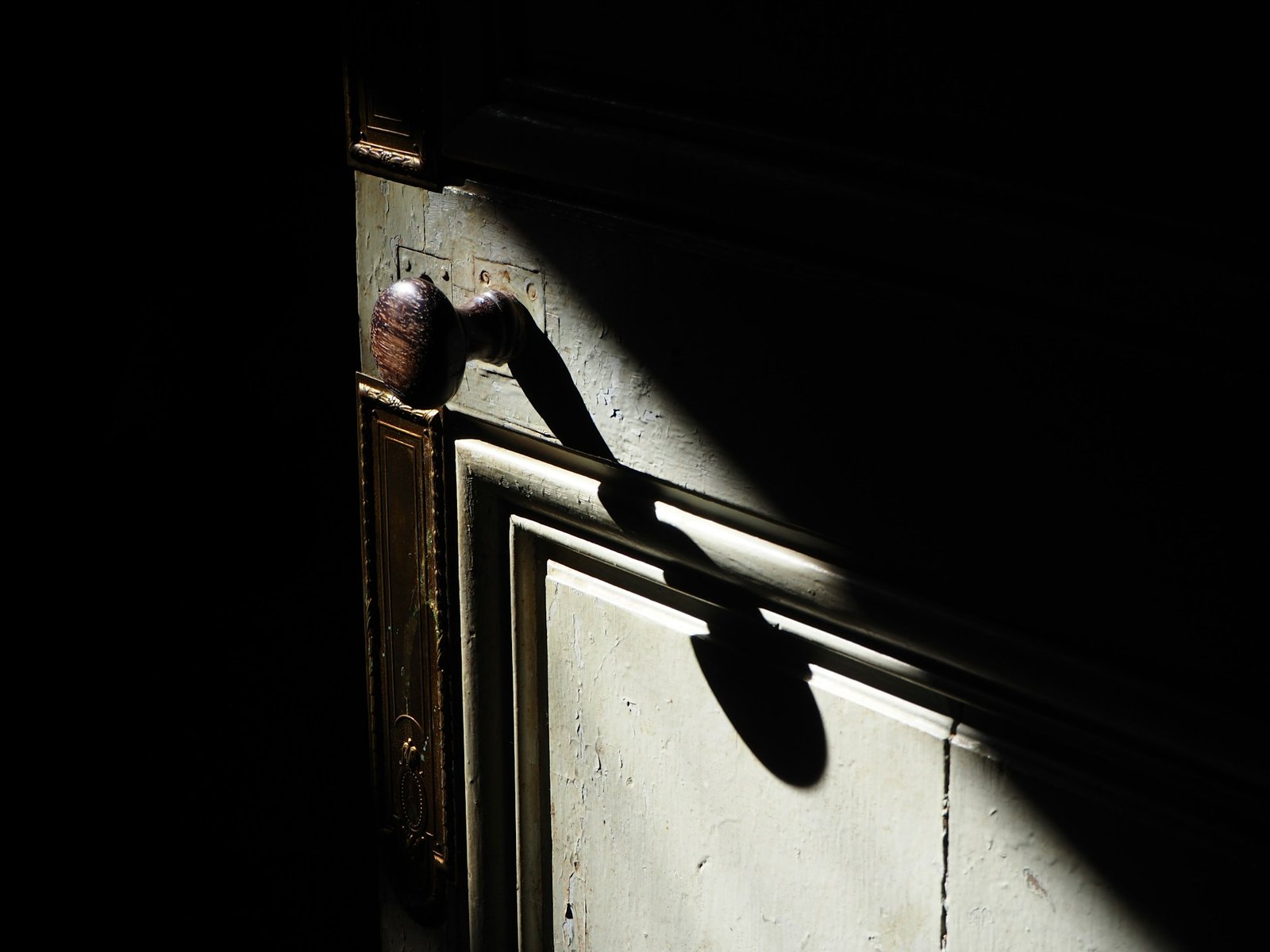 Innentür, die auf leichte Erschütterungen reagiert