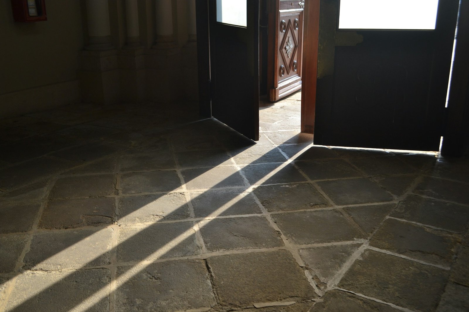 Innentür, die mit einem Keil am Boden fixiert ist