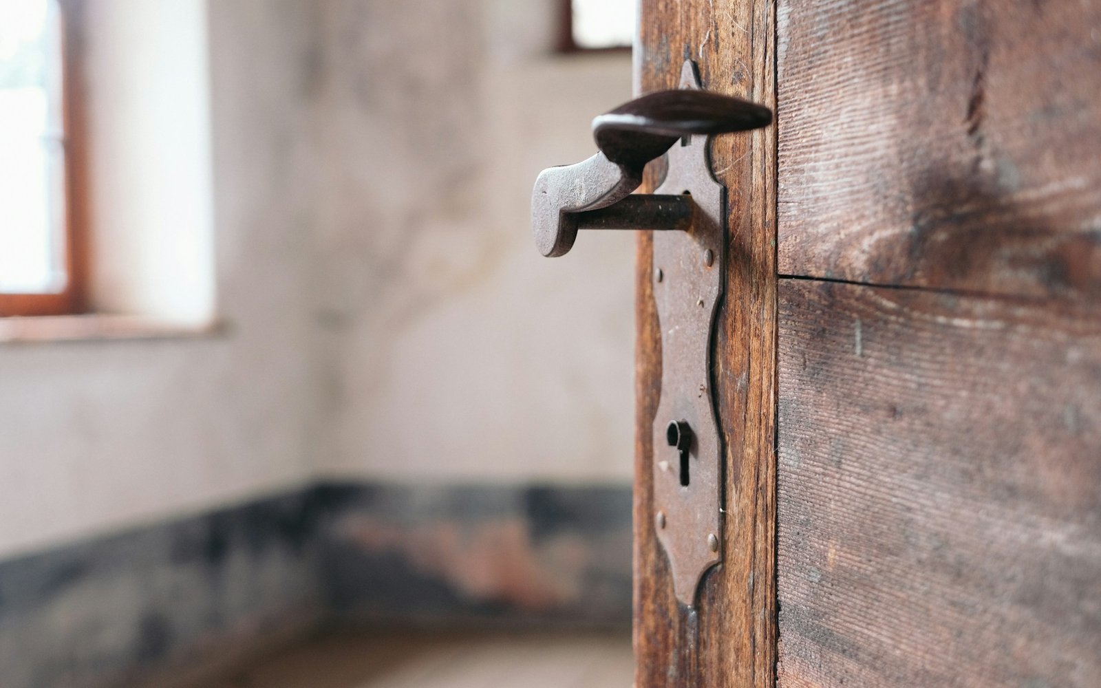 Innentür, die sich durch Schritte im Raum leicht bewegt