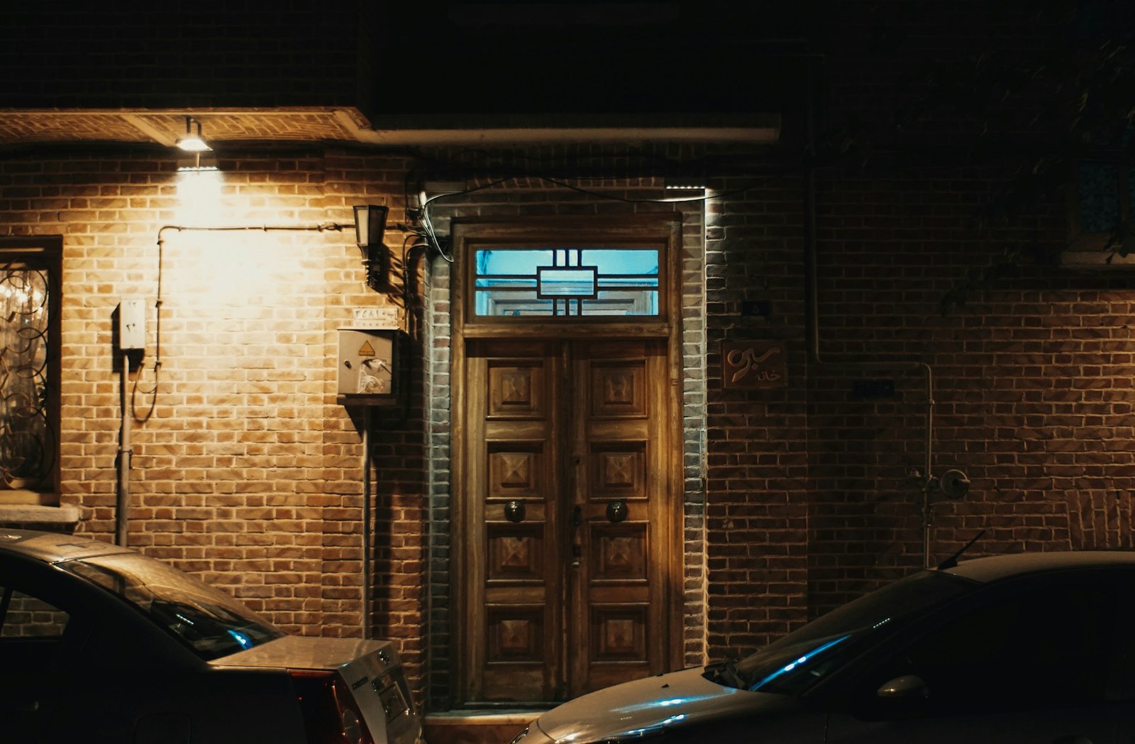 Geschlossene Innentür in einem dunklen Raum