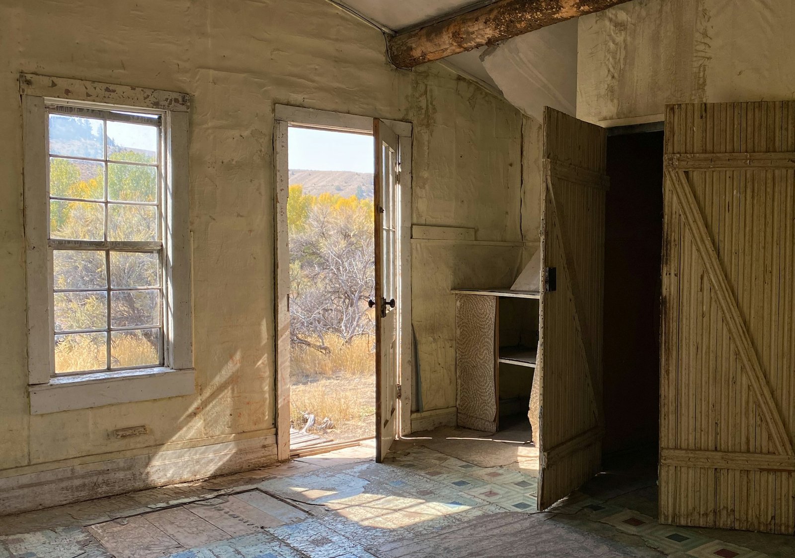 Innentür, die sich durch starken Luftzug bewegt