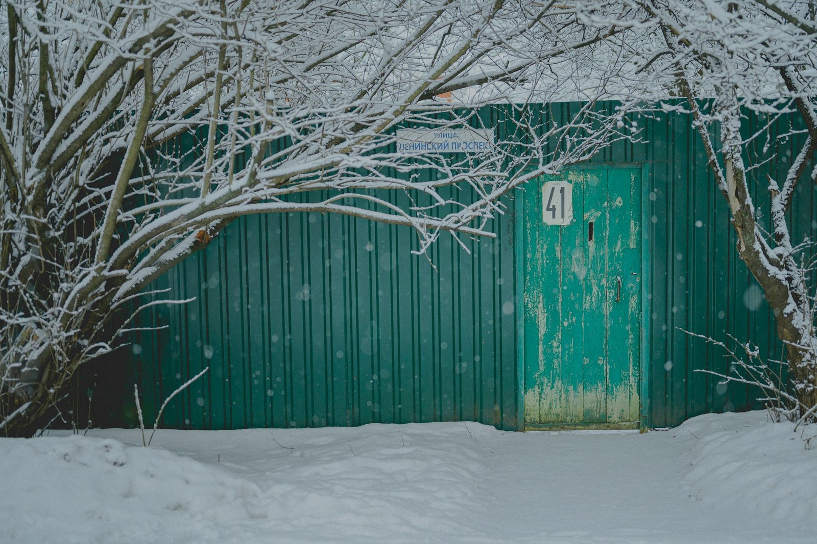 Geschlossene Innentür in einem Raum im Winter