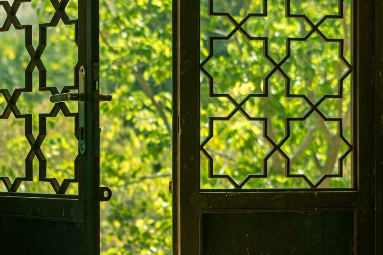 Innentür, die sich durch Luftzug leicht bewegt